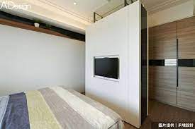 屋主想要有個更衣室 於是在睡眠區和衣櫃中間樹立電視牆 刻意以清玻和鐵件保持上方的通透性 另一側則安排為吊衣區及抽屜使用 room divider home decor home