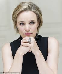 У нее есть младшая сестра кейлин и младший брат дэниэл. Rachel Mcadams Looks Effortlessly Chic With Jake Gyllenhaal To Promote Southpaw Daily Mail Online