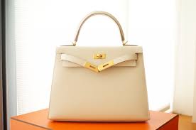 凱莉包價格推薦共22,751筆商品。還有梁凱莉、凱莉愛內衣、hermes 愛馬仕 凱莉包 黑 28、愛馬仕 凱莉包。現貨推薦與歷史價格一站比價，最低價格都在biggo! Hermes æ„›é¦¬ä»•28å…¬åˆ†å¤–ç¸«å‡±èŽ‰åŒ…kelly Sellier Craie é‰›ç­†ç™½é‡'é‡¦ å¢…ä¸Šçš„è²éŸ³ ç—žå®¢é‚¦