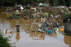 1 day ago · al menos 70 personas murieron por las graves inundaciones producto de las fuertes lluvias que desde el martes azotan el oeste de europa, especialmente alemania, bélgica y países bajos. K7ubj7fjf Hbnm