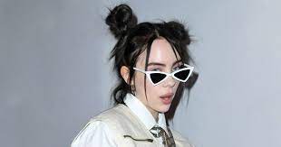 Singer billie eilish, seen here attending the 2020 vanity fair oscar party following the 92nd oscars on february 9, 2020, is no longer sporting her green hair. Billie Eilish Brought Back Green Hair Roots For Grammys