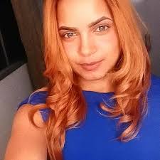 Cantora Amanda soares.