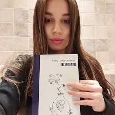 La escritora @something__aboutus lee un poema de su libro "Incendiario",  publicado por @halleyediciones , #entrevidastv #libros #poesia #poemas  #books #bookstagram #escritora #leer #booksofinstagram📚 ...