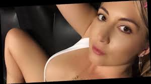 Crocodile hunter steve irwin dies when a stingray's barb pierces his chest. Steve Irwin S Niece Rebecca Lobie Thrills In Sheer Lingerie Amid Family Feud Wstale Com