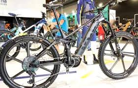 Littered With Top Spec Mountain Bike Parts Motorbike Giants Hard Cross E Mtb Costs More Than Its T In 2020 Electric Mountain Bike Mountain Bike Parts Enduro Motorbikes