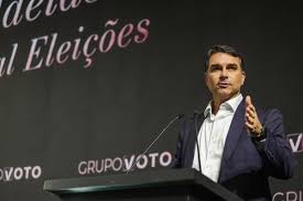 Após autorização de Moraes, Flávio visita Bolsonaro em prisão domiciliar
