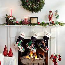 E' importante perciò decorare la tavola tramite addobbi che richiamano la festa, dai colori stagionali o con colori che la moda suggerisce in fatto di ornamenti natalizi. Decorazioni E Addobbi Natalizi Per La Casa Natale