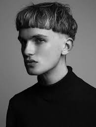 The longer hair curls over or is highlighted against the shorter hair, giving the style a round mushroom shape. 20 Stylish Bowl Haircuts For Men In 2020 The Trend Spotter