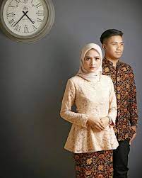 Cukup dengan pemilihan baju casual dan celana denim yang senada, ekspresi yang lucu juga bisa jadi pelengkap foto jadi lebih natural. Pin Di Model Kebaya