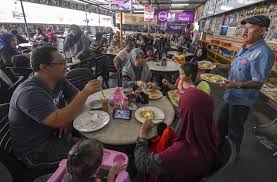 Ia kemudian diletakkan dengan sekaya pada tiap penjuru roti bakar tersebut, yang kemudiannya dipecahkan telur separuh masak di atasnya. Fuhhh Sampai Ada Sanggup Naik Kapal Terbang Demi Roti Titab Selera Mstar