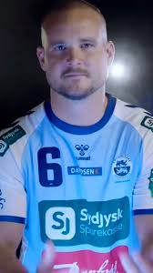 Throwback to when Aaron Mensing pulled off this banger of a shot years ago!  😮‍💨💥👕 A product of Sønderjyske Herrehåndbold Talent🤩 #Foralle #Levelup  #Soenderjyskeherrer . . . #handball #håndball #handballer #handballpassion  #handballplayers #