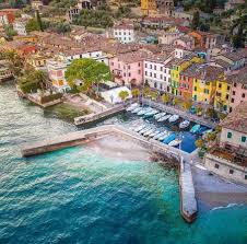 La Casa Sul Lago Gargnano Lake Garda Gardalake Com In 2020 Lake Garda Lake Mansions