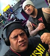 Imagine waiting 45 min to use the machine in Planet Fitness and it's  Rikishi and Solo Sikoa using it 😳💪🏼
