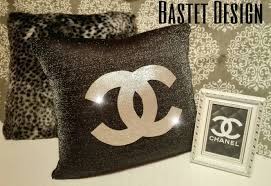 Entra nel mondo di ad, il tuo magazine di arredamento, arte e design: Chanel Logo Pillow Cuscino Logo Chanel Chanel Cuscini