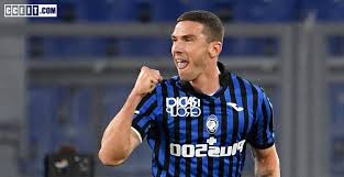 Primer jugador que marca en tres eurocopas seguidas, 19 tantos entre eurocopas y mundiales. Football Humor Gosens Atalanta Gets Ronaldo Shirt From Hateboer And Co Cceit News