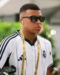 Footballers ⚽⚽ in glasses 🕶️👓. Who heat them all ✓. 🙋/🗣️