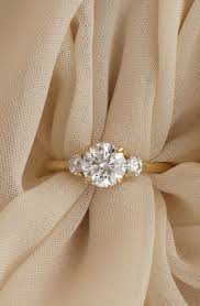 Vow Vrai Oro Wedding The 3 Stone Engagement Ring In 18k Yellow Gold Pretty Engagement Rings Stone Engagement Rings Bridal Rings