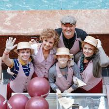 Егор бероев и ксения алферова держат свою дочь подальше от камер и внимание прессы. Kseniya Alferova I Egor Beroev Vzyali Pod Opeku Osobennogo Malchika