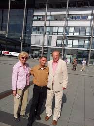 Ingrid hat scheinbar sehr aufdringliche fans, doch gatte klaus hat zum glück kein problem damit. Erwin Lennartz Mit Ingrid Und Klaus Von Pro 7 Tv Total In Den Mmc Studios In Koln Darsteller Actor Model Schauspieler