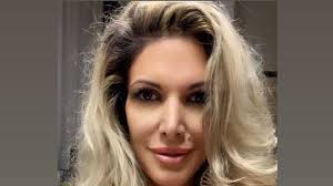 Maria Monsè mostra la farfallina come Belen: poi via al seno - Foto