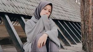 Allah membersamaimu dengan seseorang yang kamu butuhkan untuk mendampingi dan menuntunmu untuk selalu dijalannya bukan dengan apa yang kamu inginkan sesuai egomu saja. Jika Dia Pergi Meninggalkanmu Berarti Dia Bukan Yang Terbaik Untukmu