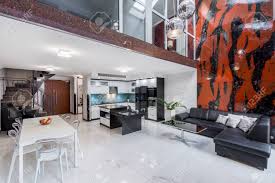 Ein echtheitszertifikat ist natürlich bei deinem kauf immer dabei. Stylisches Offenes Wohnzimmer Mit Gestalteten Stuhlen Ledersofa Und Roten Und Schwarzen Wandfliesen Lizenzfreie Fotos Bilder Und Stock Fotografie Image 72869234