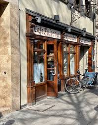 Das Cafe Frischhut Alias Die Schmalznudel Ein Munchner Original Cappu Mum Cafe Cafes Munchen Munchen Mit Kindern