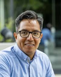 Learning to swim with ray-inspired sensing and morphing