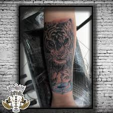 The royal edinburgh military tattoo is an annual series of military tattoos performed by british armed forces, commonwealth and international military bands, and artistic performance teams on the esplanade of edinburgh castle in the capital of scotland.the event is held each august as one of the edinburgh festivals Royal Tattoo Tattoo Dovme Tattoovering Tatovering Tatowieren Tatuointi Tatuering Tatoeeren Facebook