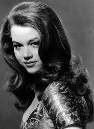 10 Retro Hairstyles That Still Look Trendy Retro Hairstyles 1960s Hair Vintage Hairstyles