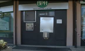 La carta, previa digitazione del p.i.n. Colpo Con L Esplosivo Fallito Allo Sportello Bancomat Di Luisago Corriere Di Como