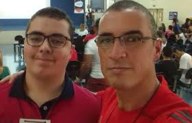 Pai se matricula na faculdade para estudar com filho autista