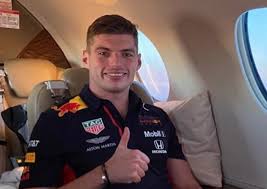 Het lijkt erop dat max verstappen een nieuwe liefde in zijn leven heeft. Zien Nieuwe Liefde Voor Max Verstappen