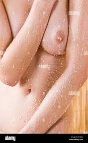 Mujeres bañándose desnuda