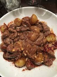 Faites dorer les rognons à l'huile dans une sauteuse (allant au four) 3 min. Rognons De Veau Sauce Moutarde A L Ancienne Pommes De Terre Sautees Picture Of L Alchimiste Paris Tripadvisor