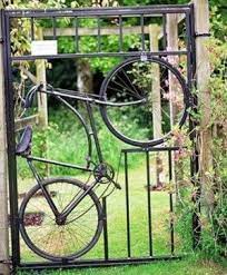 les decos insolites et creatives au jardin garden gates bicycle art beautiful gardens