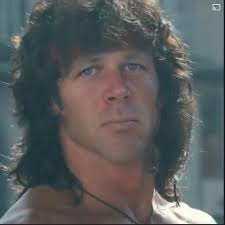 Nhân viên Alabama này không vui khi các cầu thủ Oklahoma chụp ảnh trên logo  tiền vệ sau khi đánh bại Crimson Tide ở Tuscaloosa. #alabamafootball #rtr  #cfb