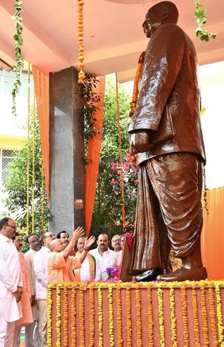 CM योगी ने डॉ. श्यामा प्रसाद मुखर्जी के प्रतिमा पर किया माल्यार्पण