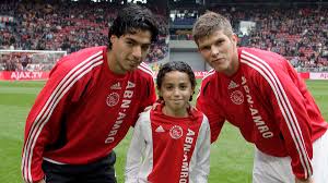 Ajax'ın açıklamasına göre nouri kendini yere bıraktıktan sonra 20 dakika kadar kalbi durmuş ve beynine oksijen gitmemiş. ð€ð…ð‚ ð€ð‰ð€ð— On Twitter 9 Year Old Abdelhak Nouri Alongside Huntelaar 36 Luis Suarez Who Is Celebrating His 33rd Birthday Today What A Picture Https T Co Dfqbiv5phd