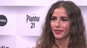 Darin zeigt sie sich fast nackt, nur in ein bettlaken gehüllt. Frisch Von Der Glow Das Sind Die Beauty Tipps Der Stars Promiflash De