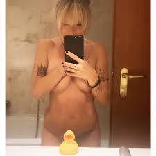 Mia Julia: Nacktfotos im Badezimmer | Die Insta-Nacktbilder der Stars |  BRAVO