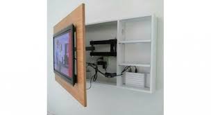 Tele 15 Idees Pour Bien L Integrer Dans Son Salon En 2020 Salon Television Cachee Trucs Et Astuces Maison