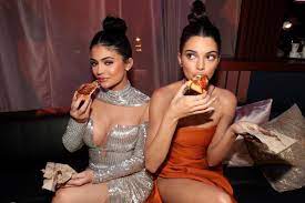 Accompanying images show kendall in elegant ensembles perfect for a new season. Food Journal Was Kylie Jenner An Einem Tag Isst Gala De