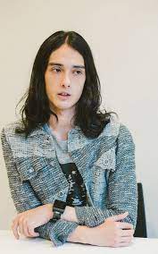 インタビュー画像2 メンズヘアスタイル ロング メンズ ヘアスタイル 長髪の男性