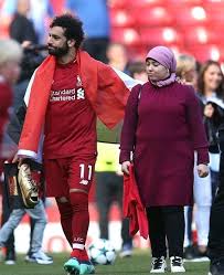 Una de las manifestantes que en la noche de este martes participó en las protestas pidiendo la libertad del rapero pablo hasél, condenado a prisión, ha perdido un ojo tras recibir un balazo de una pelota. Mohamed Salah Et Sa Femme Salah Maxifoot Actu Foot Et Mercato Facebook