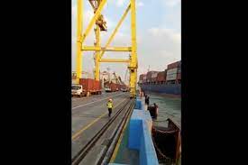 Karena yang di muat juga sangat banyak ada ribuan kontainer. Kapal Kontainer Tabrak Crane Sampai Roboh Ini Penjelasan Ksop Tanjung Emas Ekonomi Bisnis Com