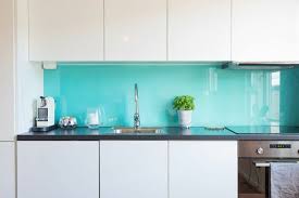 Kuchenruckwand Aus Glas Der Moderne Fliesenspiegel Sieht So Aus Kuchenruckwand Fliesenspiegel Kuche Ruckwand Glas