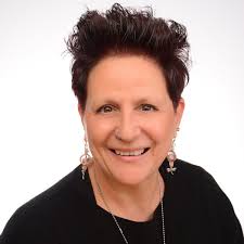 Lynn Dillon's Instagram, Twitter & Facebook