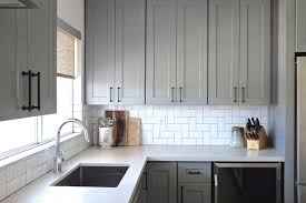 A herringbone design features tiles arranged in a diagonal pattern with the grout lines running from one side to another horizontally rather than vertically like in traditional brickwork. 10 Ways To Use Subway Tile That Aren T Boring Af Flippinwendy