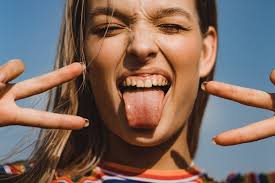 Веселая девушка сделает мужчину счастливым: 10 плюсов оптимистичных и  позитивных подружек